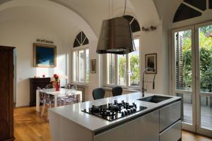 una cucina con lavandino e piano cottura di APPARTEMENT SAINT CHRISTOPHE a Moncalieri