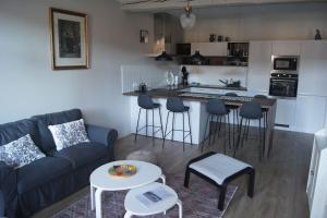 salon z kanapą i kuchnią w obiekcie KAZADIZA Superbe T4, classé 3 étoiles, sur le port w mieście Port-Vendres