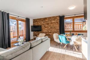 un salon avec un canapé et une salle à manger dans l'établissement MAS JOUX PLANE 102, à Morzine