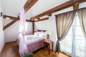 een slaapkamer met witte muren en houten balken bij Nobles Apartments in Praag