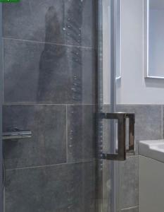 y baño con ducha y puerta de cristal. en The Snug Entire home Sleeps 2, Stratford upon Avon en Shottery
