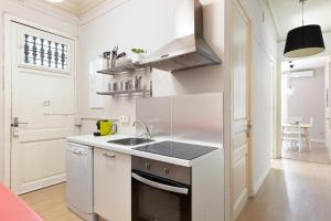 Kuchyň nebo kuchyňský kout v ubytování Sagrada Familia III by Enjoy Apartments