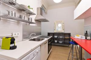 Kuchyň nebo kuchyňský kout v ubytování Sagrada Familia III by Enjoy Apartments