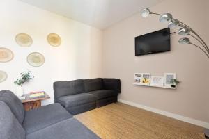 TV a/nebo společenská místnost v ubytování Sagrada Familia III by Enjoy Apartments