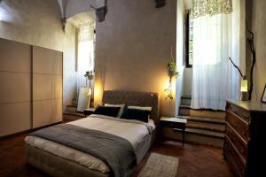 Een bed of bedden in een kamer bij CLAUDIA SUITE: LOFT ROMANTICO NEL CUORE DI AREZZO
