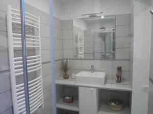 Łazienka w obiekcie Bâtisse en pierre XVII siècle 115 M² avec terrasse