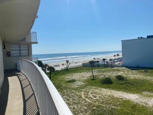戴通納海灘的住宿－Ocean View Renovated Condo With Pool - DAYTONA BEACH，以及享有海滩景致的阳台。