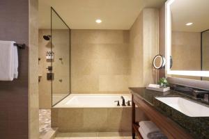 Koupelna v ubytování Omni Fort Worth Hotel