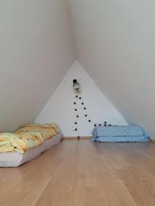 Cette chambre comprend deux lits et un mur avec une échelle. dans l'établissement Apartament Słoneczny, à Zakopane