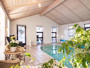 Bazén v ubytování 12 person holiday home in Pandrup nebo v jeho okolí