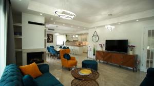un soggiorno con divano blu e TV di Villa Sara a Sveti Ivan