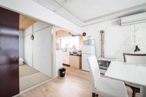 Majoituspaikan Otaru Shikkui Cottage keittiö tai keittotila
