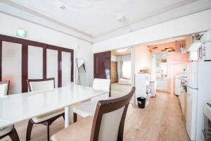 Majoituspaikan Otaru Shikkui Cottage keittiö tai keittotila