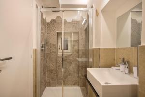 a bathroom with a shower and a sink at La Sinagoga Suite-Hosted by Sweetstay in Florence