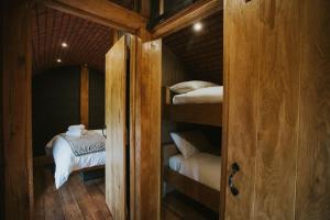 - une petite chambre avec des lits superposés dans une cabine dans l'établissement Otters View, à Rhayader 15 autres photos