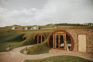une maison en forme de colline avec une porte dans l'établissement Otters View, à Rhayader