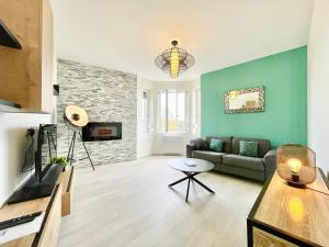 TV a/nebo společenská místnost v ubytování COLMAR - Appartements Deluxe - Lumineux - Stationnement Gratuit et Facile dans la rue