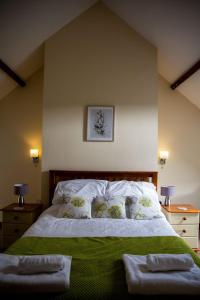 1 dormitorio con 1 cama con 2 toallas en Pentre Fawr en Llanddewi Ystradenny