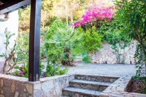 A garden outside Villino Agave