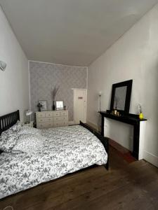 1 dormitorio con 1 cama y vestidor en COSY House T3 City Center, Museum, Place Carnot, en Carcassonne