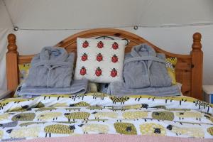 uma cama com um edredão e toalhas em The Hafod em Rhayader