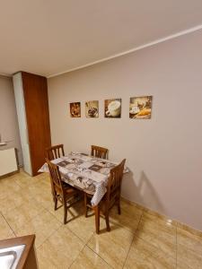 a dining room with a table and chairs at Apartament Avram in Petroşani