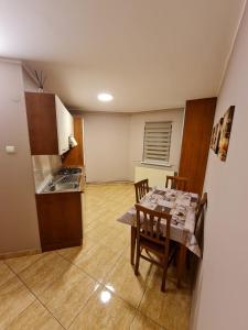 a kitchen and dining room with a table and chairs at Apartament Avram in Petroşani