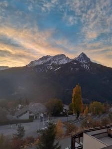 a view of a mountain with a building in front of it at Joli studio proche des telecabines in Uvernet