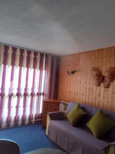salon z kanapą i oknami w obiekcie Joli studio proche des telecabines w mieście Uvernet +4 zdjęcia