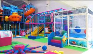 una sala giochi per bambini con parco giochi di 149 Holiday Resort Unity 3 bedroom passes included a Brean