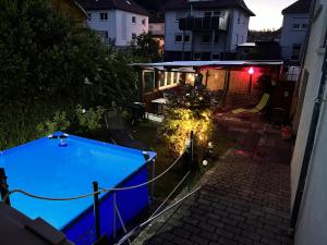 une petite arrière-cour avec une piscine la nuit dans l'établissement Ferienwohnung Bullentäle, à Albstadt