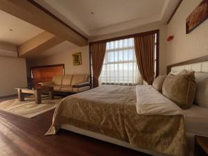 Llit o llits en una habitació de Ladera Resort Qusar