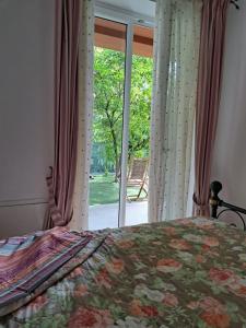 - une chambre avec un lit et une grande fenêtre dans l'établissement Vista lago panoramica, à Colonno