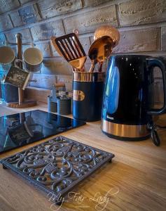 encimera de cocina con tetera y utensilios en The Prancing Pony, en Llanrhaeadr-ym-Mochnant