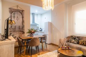 A seating area at Writer's Home by Cadiz Time