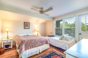 - une chambre avec un lit et une fenêtre dans l'établissement 9 Bedroom Oceanfront Beach House in Debordieu, à Pawleys Island