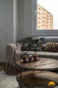 uma sala de estar com um sofá e uma mesa de centro em Writer's Home by Cadiz Time em Cádiz