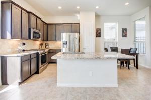 Køkken eller tekøkken på Meticulously-maintained 3-BR Townhouse w/ Backyard ~ Double-Story!