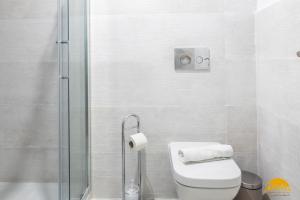 A bathroom at Writer's Home by Cadiz Time