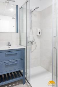 A bathroom at Writer's Home by Cadiz Time