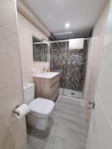 La salle de bains est pourvue de toilettes et d'un lavabo. dans l'établissement 124A Apartamento moderno 3 habitaciones, à Gijón