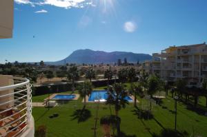 - une vue sur un parc avec une piscine et des bâtiments dans l'établissement Coll Verd Apartment, à Dénia