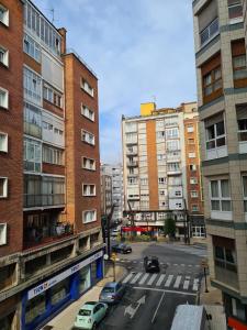 una vista aérea de una calle de la ciudad con edificios en 124A Apartamento moderno 3 habitaciones, en Gijón