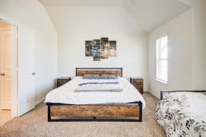 En eller flere senge i et værelse på Meticulously-maintained 3-BR Townhouse w/ Backyard ~ Double-Story!