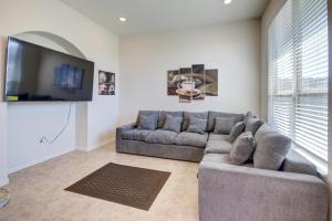 Et opholdsområde på Meticulously-maintained 3-BR Townhouse w/ Backyard ~ Double-Story!