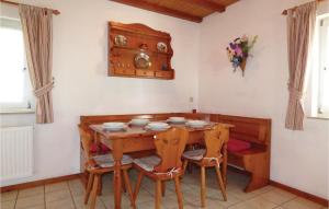 een eetkamer met een houten tafel en stoelen bij Ferienhaus 17 In Thalfang in Thalfang