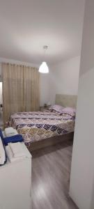 1 dormitorio con cama y sofá en CasaBarreiro, en Barreiro