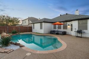 uma piscina em frente a uma casa em Roanoke Hidden Oasis Resort Style Living em Roanoke