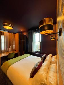 een slaapkamer met een groot bed in een kamer bij Lough Rooms at The Artisan in Strangford