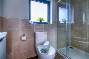 um banheiro com vaso sanitário e box de vidro em Luxury property with access into Spa on a nature reserve Beaumont Village 5 BV05 em Warmwell mais 13 fotografias